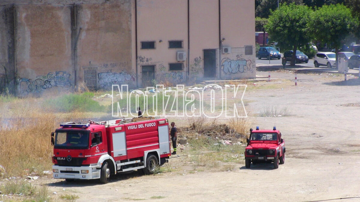 Crotone - Rogo di sterpaglie all'ex Ariston, il fumo nero raggiunge i palazzi - 