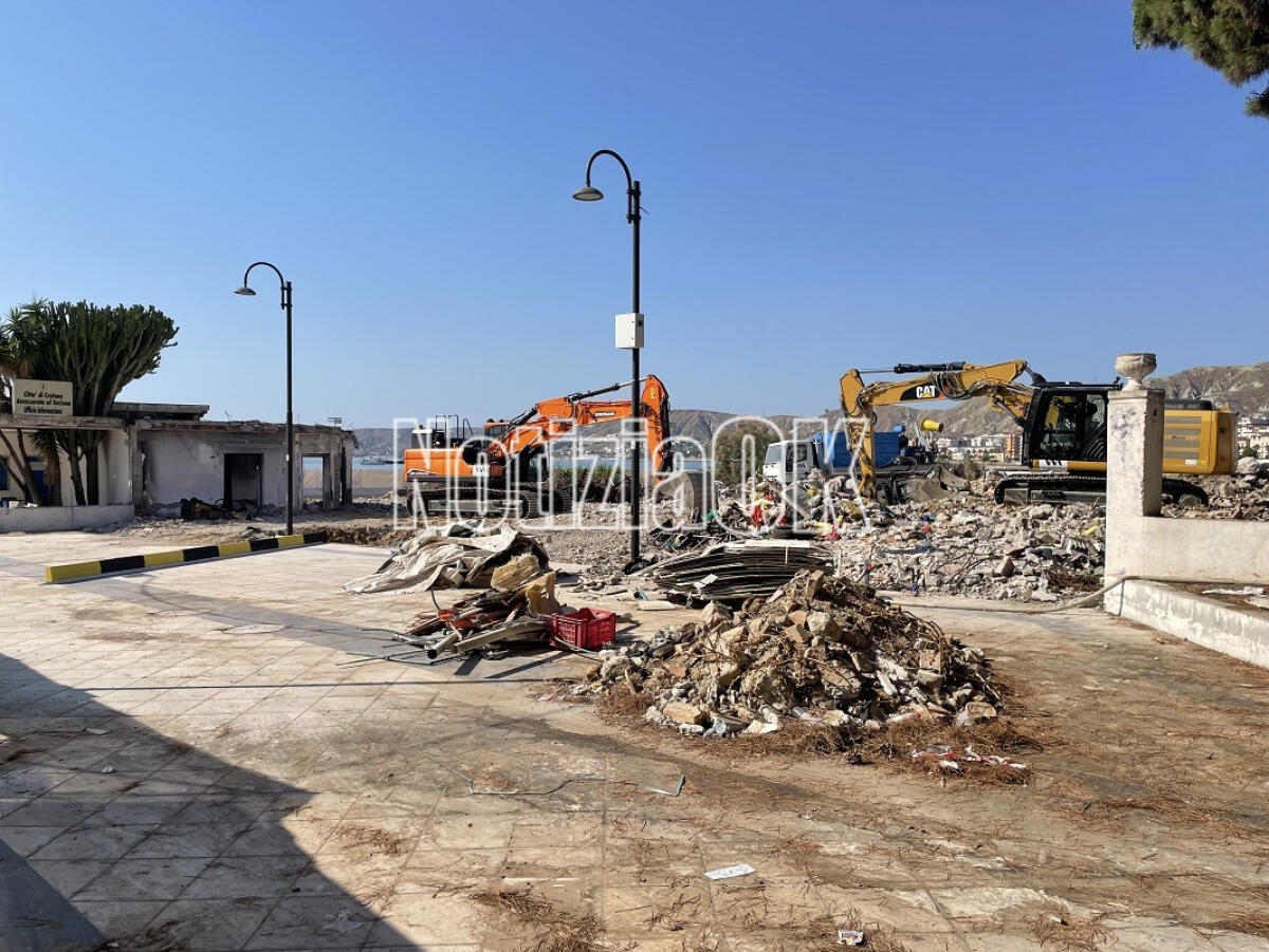 Crotone - Riapre il cantiere sul lungomare, a lavoro per la nuova piscina - 