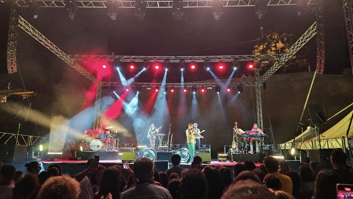 Successo per Dargen D'Amico a Le Castella, che ringrazia i volontari che salvano le persone in mare - 