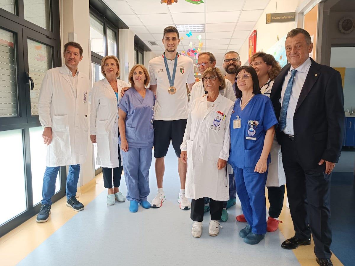 L'olimpionico calabrese Simone Alessio porta un sorriso ai piccoli degenti - 