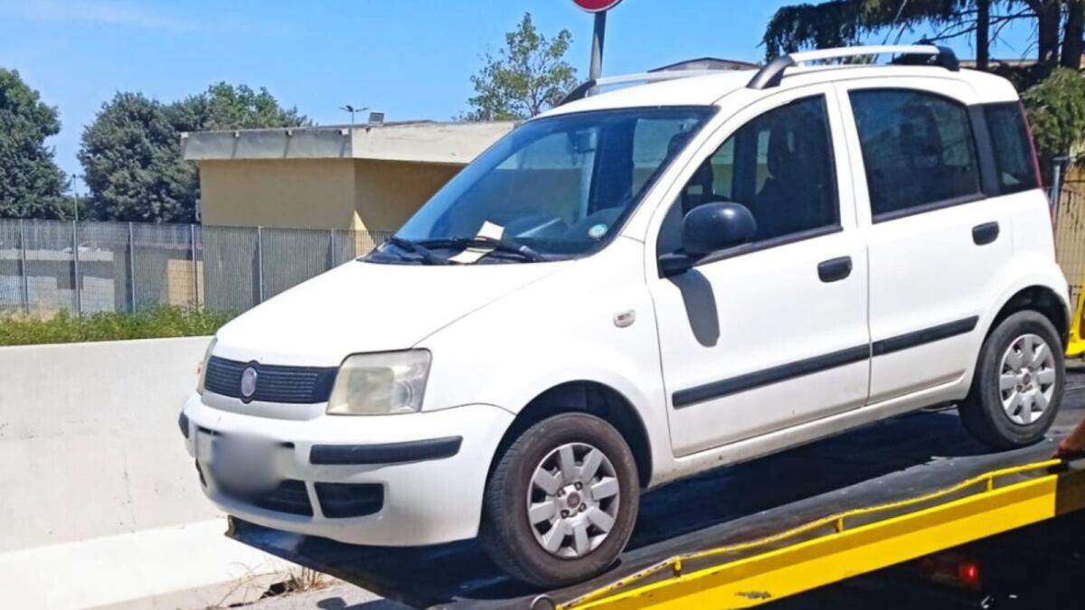 Crotone - Auto parcheggiate nelle aree per i mezzi di soccorso, rimozioni in corso - 