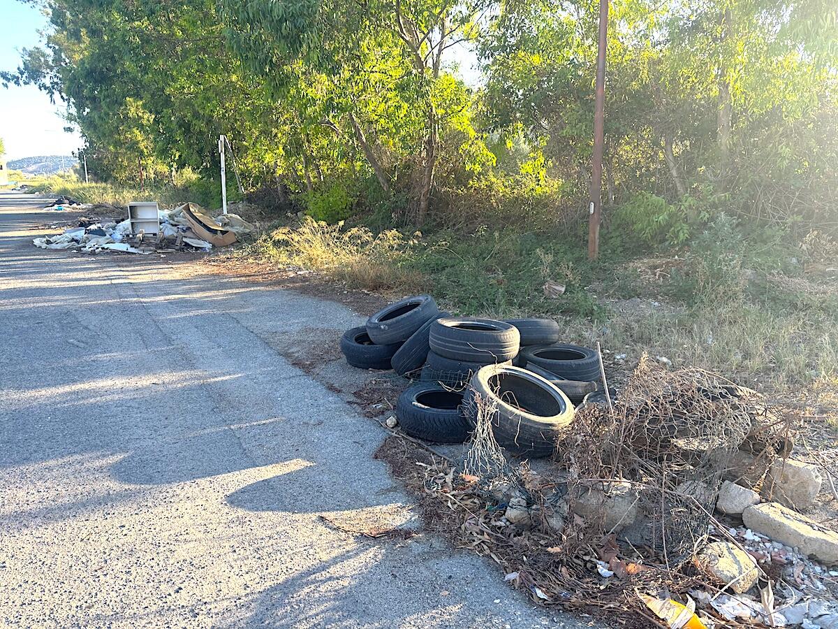 Crotone - Strada che vai, discarica che trovi - 