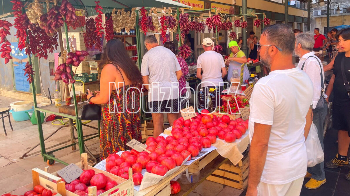 Crotone - Tutti in fila in Piazza Mercato per la 'Nduja -