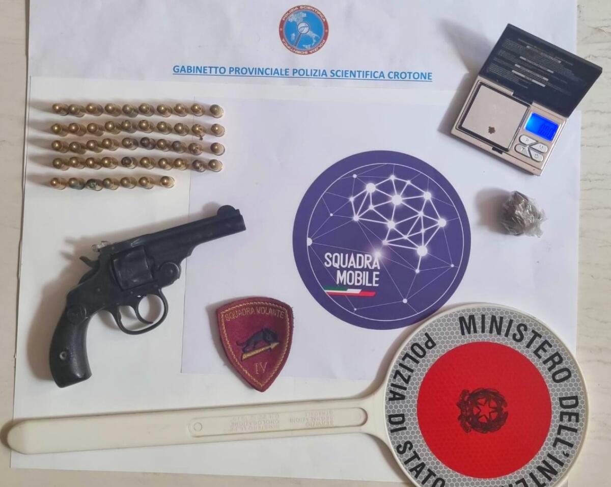 Crotone - Pistola revolver nascosta nel calzino del proprio negozio: un arresto - 