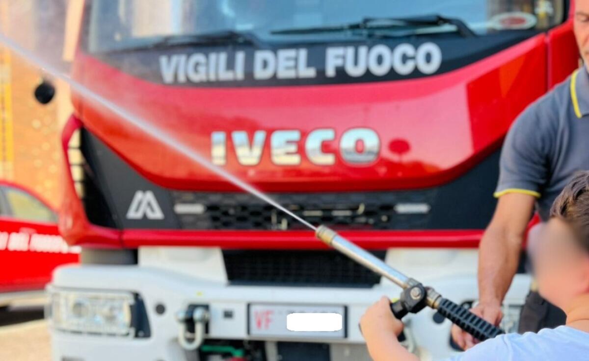 Un giorno da pompieri per i più piccoli grazie ai vigili del fuoco di Crotone - 