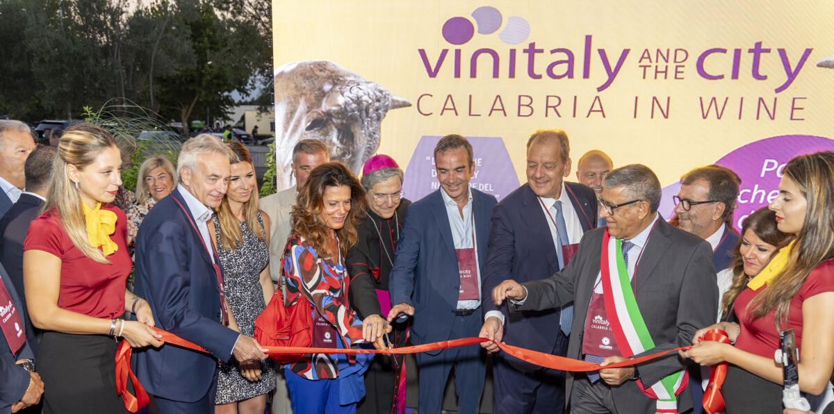 In seimila all'inaugurazione del Vinitaly and The City Calabria in Wine - 