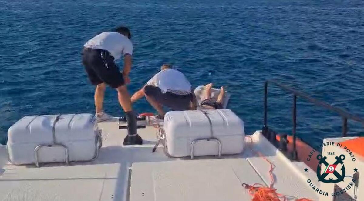Troppo al largo per tornare a riva, soccorso dalla Capitaneria di porto - 