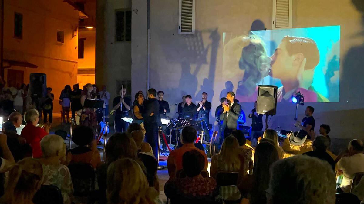 (Video) Con l'Adiemus Ensemble, l'amore trionfa sempre: la promessa di due innamorati sulle note di Morricone - 