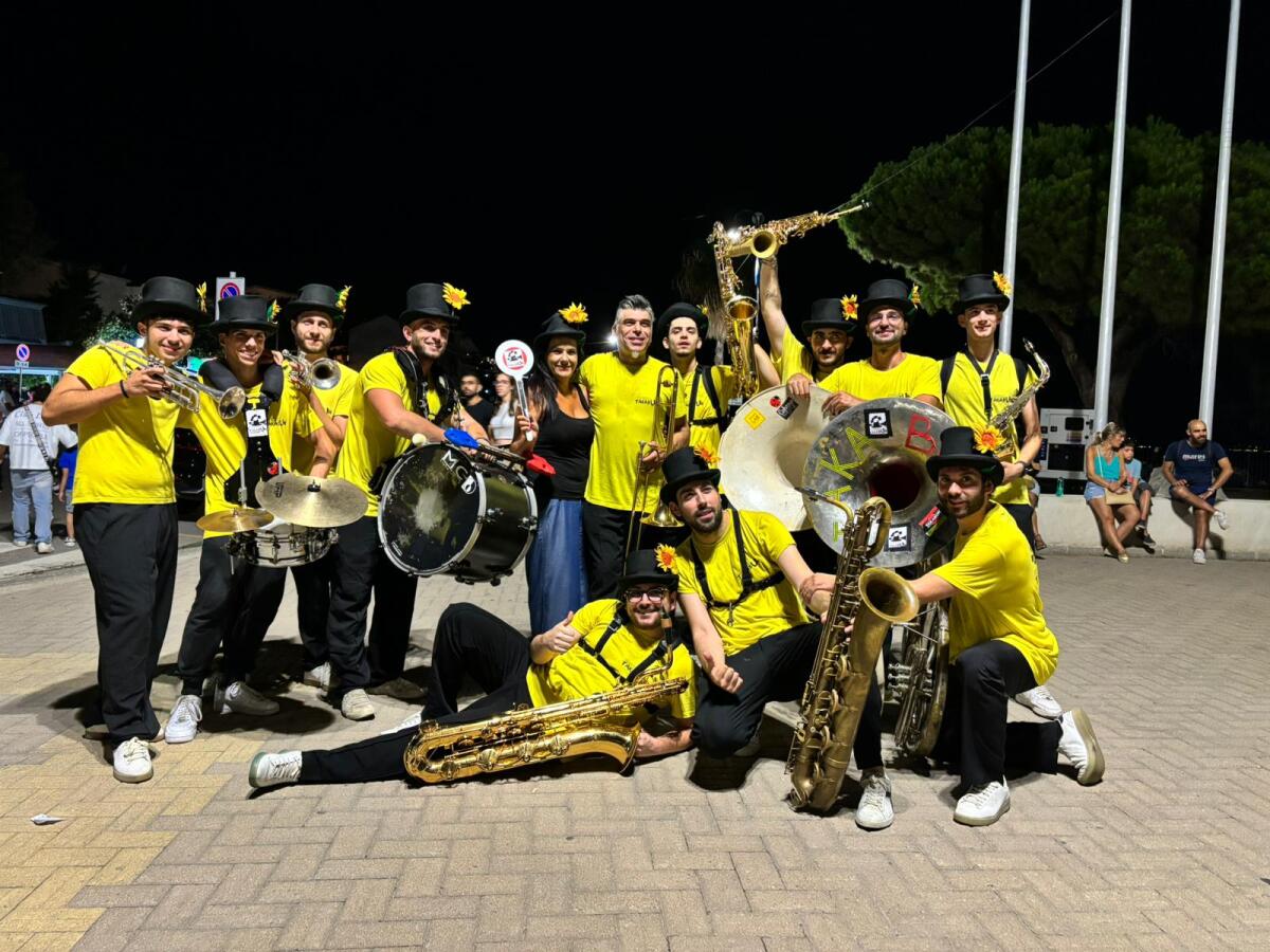 Gli artisti della Maros animano con musica, arte e danza -