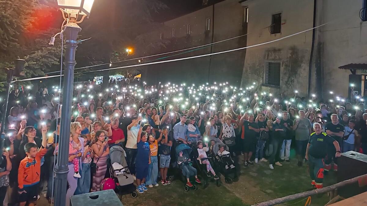 (Video) Petilia - Povia e tanta gente chiudono il 501° anniversario dell'arrivo della Santa Spina - 