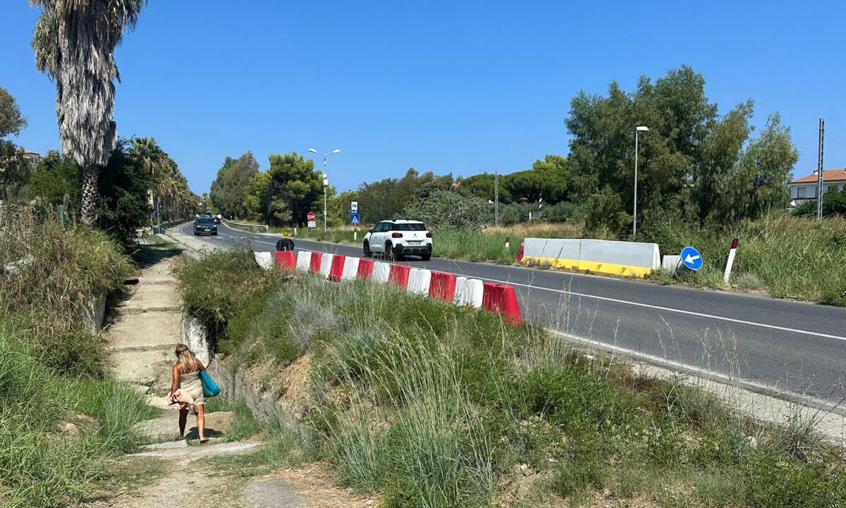 SS106 - L'associazione Basta Vittime Sulla Strada Statale 106 segnali i pericoli per i pedoni - Statale SS 106 - Calopezzati - Fonte - Organizzazione di Volontariato “Basta Vittime Sulla Strada Statale 106”