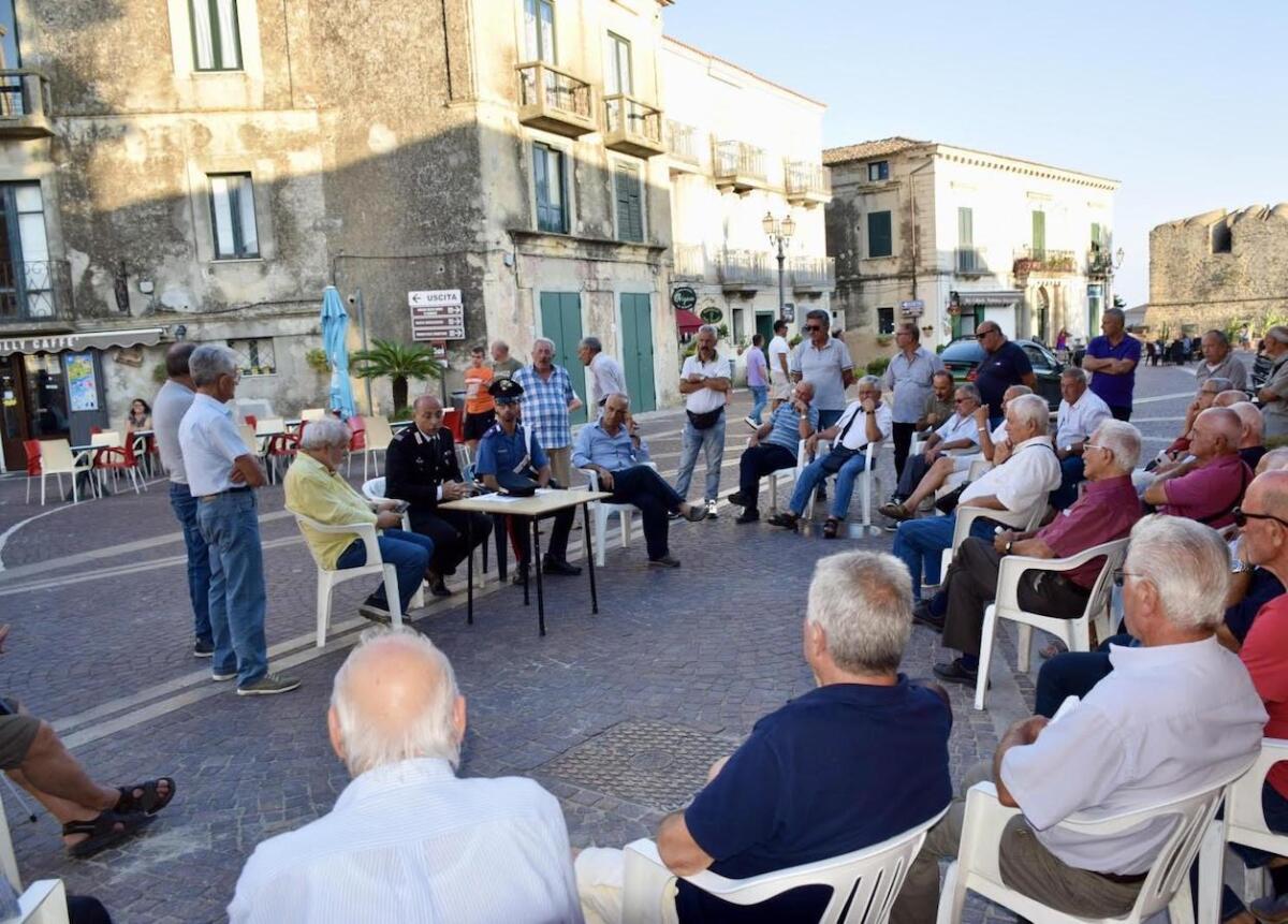 Santa Severina - I Carabinieri incontrano gli anziani: «Attenti alle truffe» - 