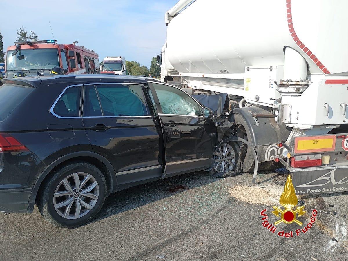 SS 106 - Scontro tra auto e camion: un ferito grave - 