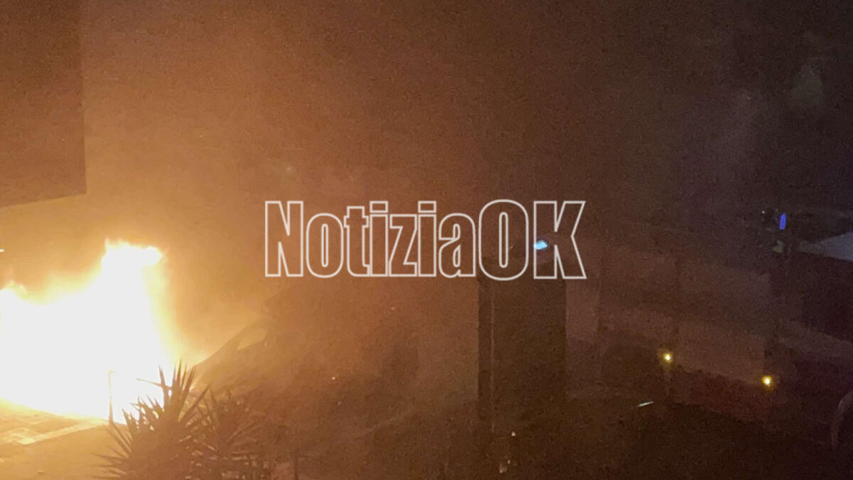 Crotone - Incendio nella notte: auto distrutta dalle fiamme - 