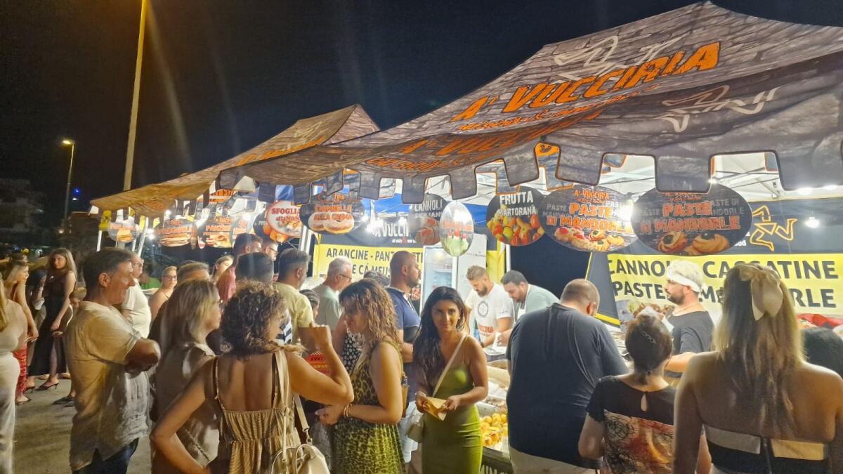 Isola C. R. - Migliaia di visitatori per l'International Street Food - 