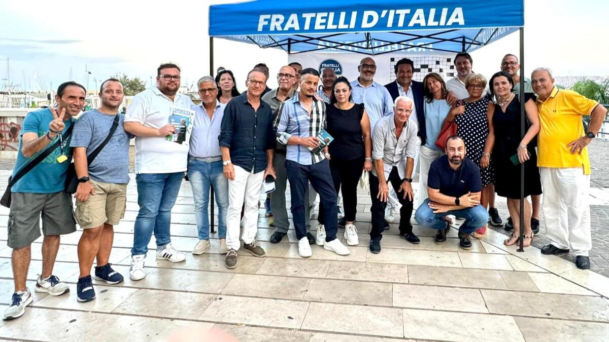 Crotone - Fratelli d'Italia tra i turisti per spiegare le riforme del Governo - Fonte: Fratelli d'Italia Crotone