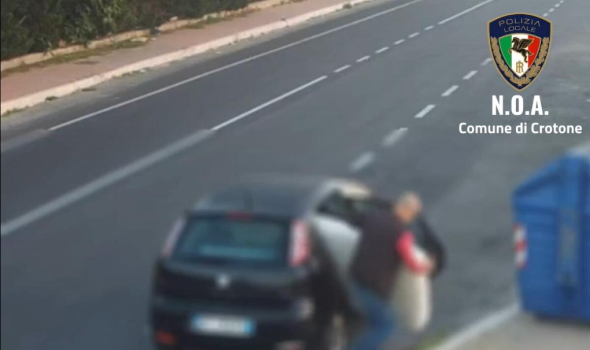 Crotone - Scarica materasso in strada, multato grazie alle telecamere - 