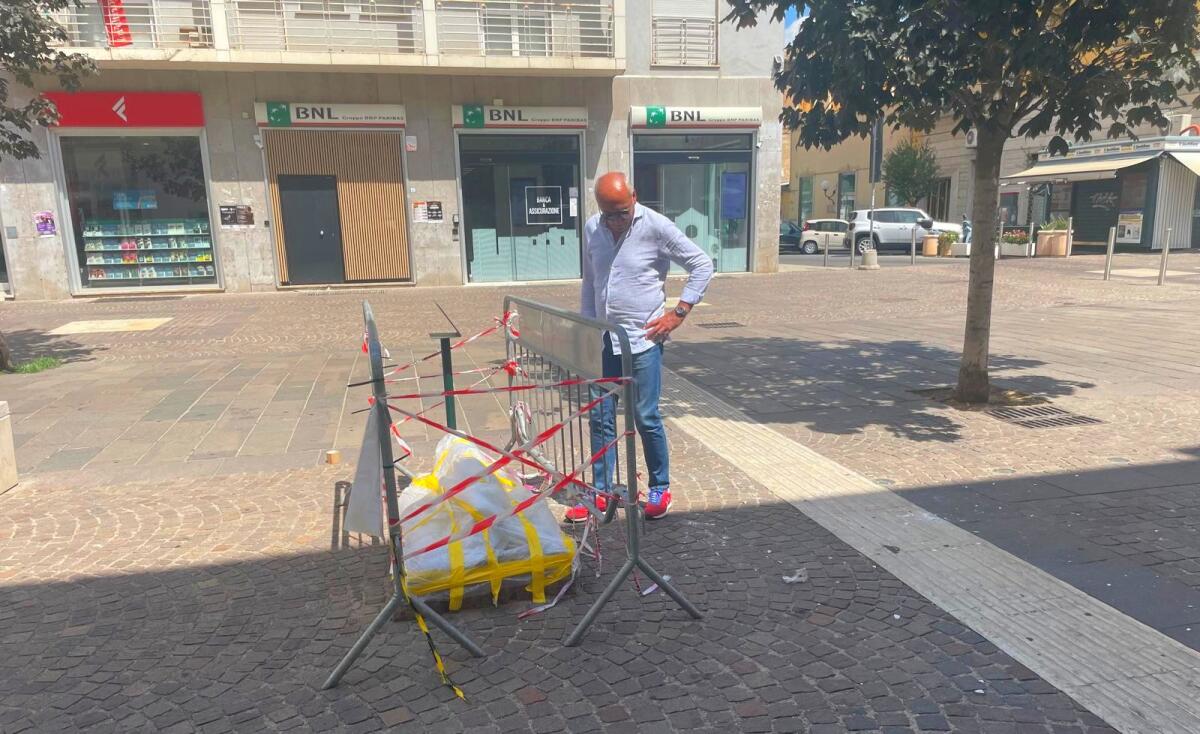 Cosenza - Opera di Sacha Sosno in frantumi: Il Sindaco Franz Caruso effettua un sopralluogo - 
