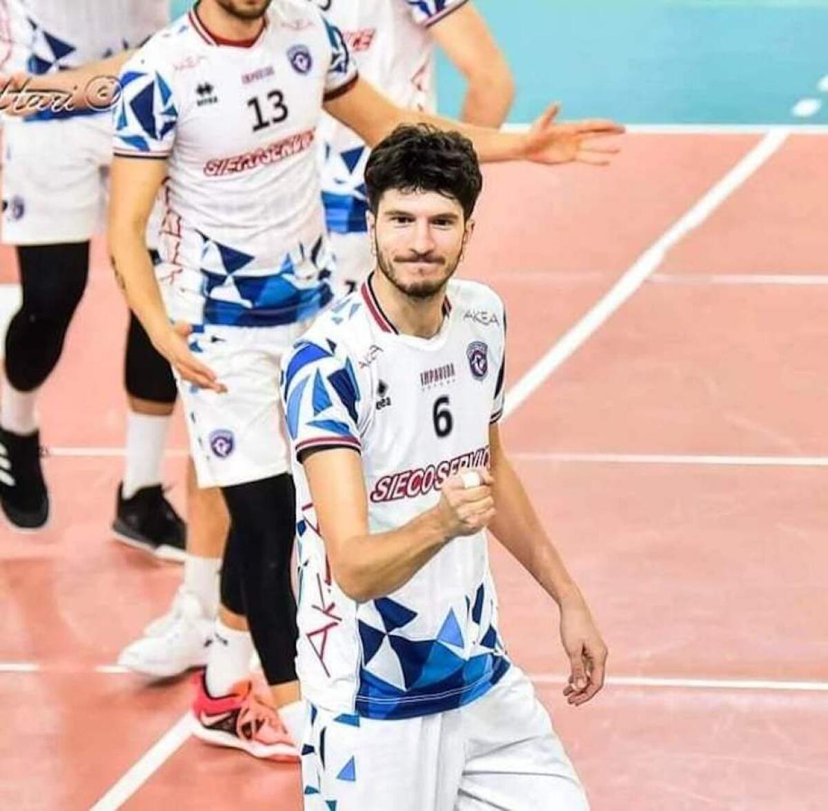Pallavolo - Il crotonese Giosi Iorno torna a giocare in Calabria - 