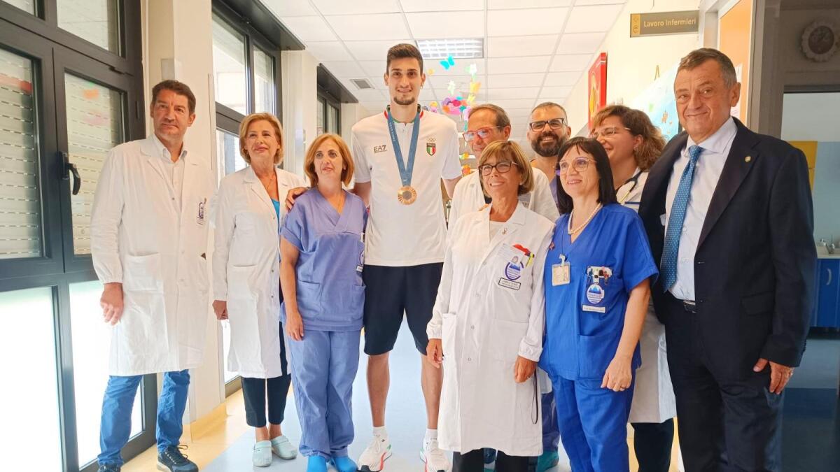 Simone Alessio porta un sorriso ai piccoli degenti - 
