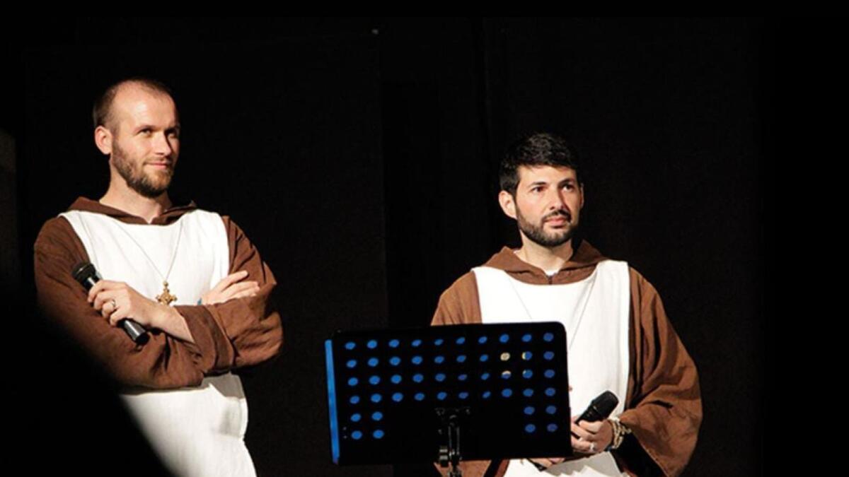 Petilia Policastro - I frati e le suore delle Cinque Pietre cantano ''Qui per amore'' - 