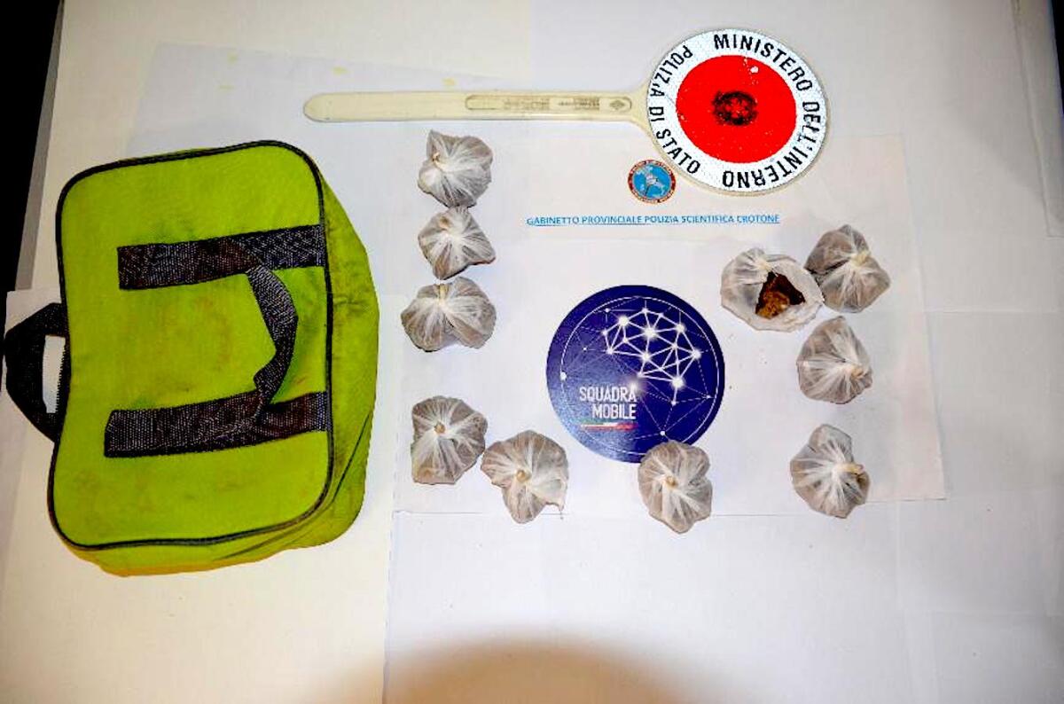 Crotone - A Fondo Gesù sequestro di mezzo chilo di eroina - 