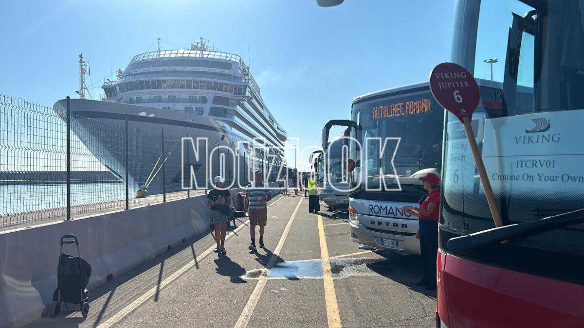 Crotone - Settimana di arrivi, domani la Seven Seas Voyager approda nel porto - 