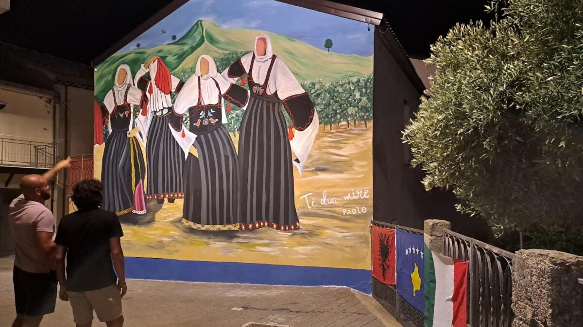 Pallagorio, il murale delle donne in abiti arbëreshe rafforza il legame con l'Arberia - 