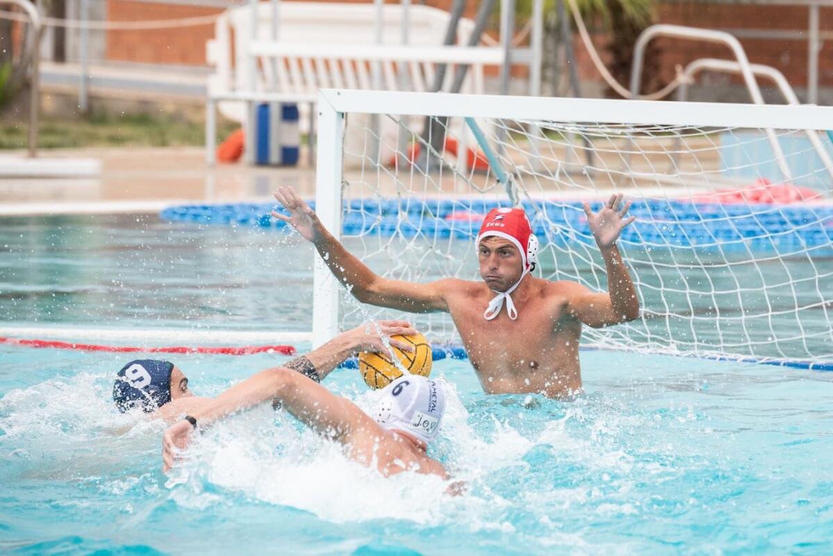 Pallanuoto - le mani di Dodò Ruggiero per la porta della Canottieri Ortigia - 