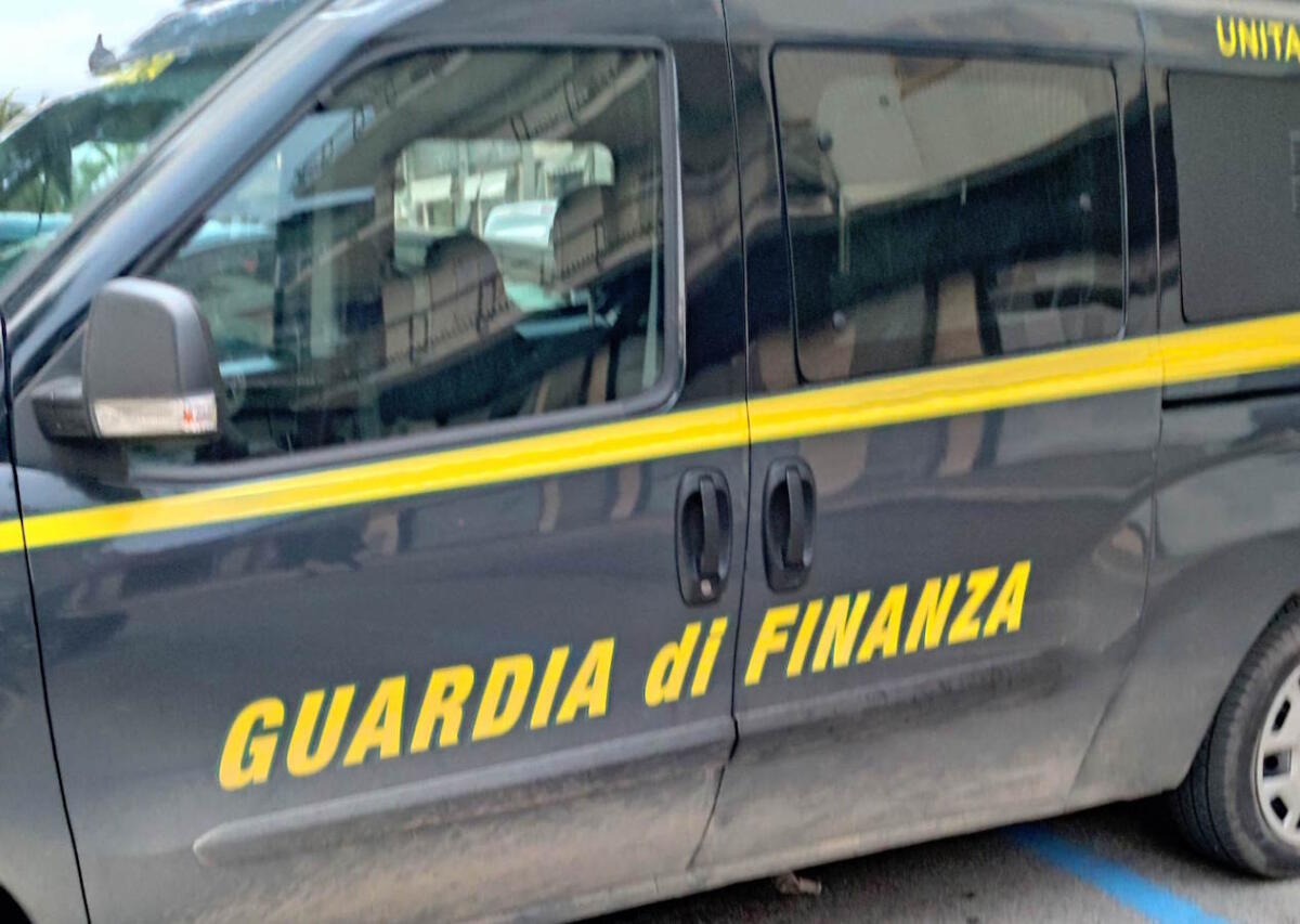 Contrabbando di prodotti accessori ai tabacchi: sequestri per 40 mila articoli in provincia di Cosenza -