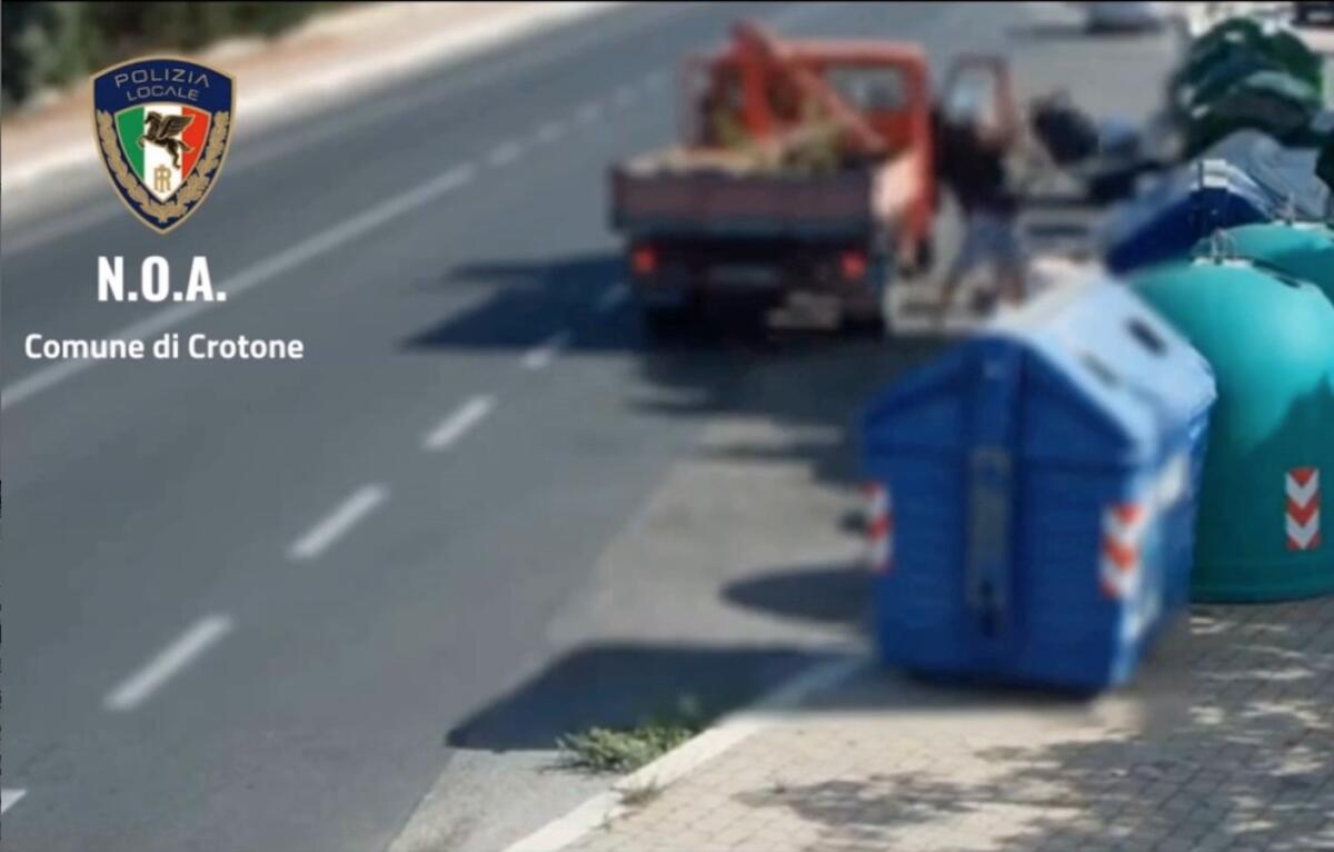 Crotone - Ancora un furbetto della spazzatura... ripreso e multato - 