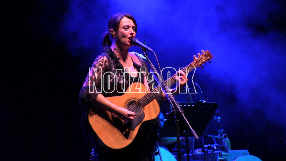 (Video) Crotone - Applausi per Carmen Consoli e alla sua ''terra ca nun senti'' - 