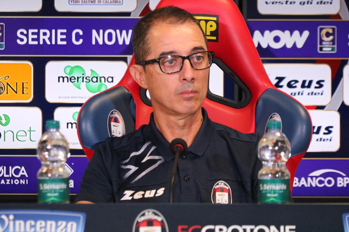 #CrotoneSorrento 1-2 | Mister Longo: ". Curva e presidente non meritano queste partite" - 