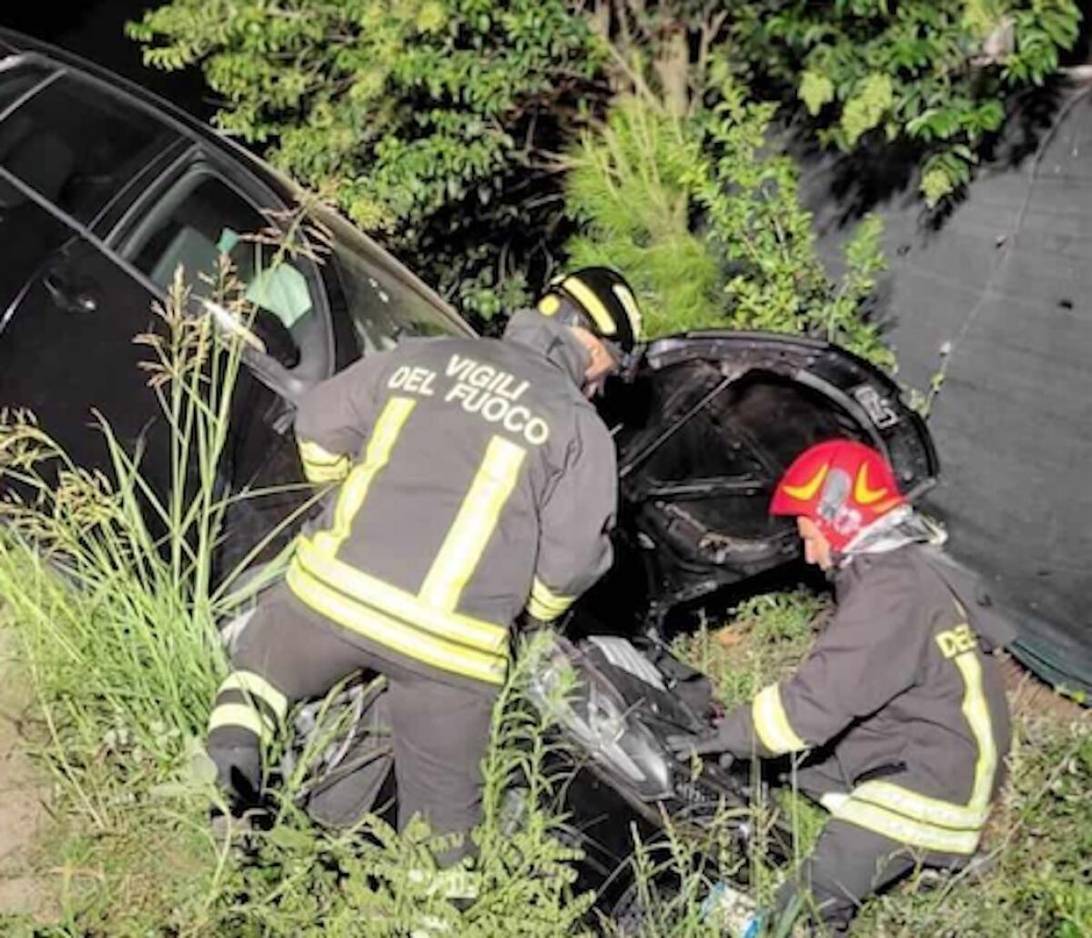 Auto fuori strada, necessario l'intervento dei Vigili del Fuoco e dei sanitari - 
