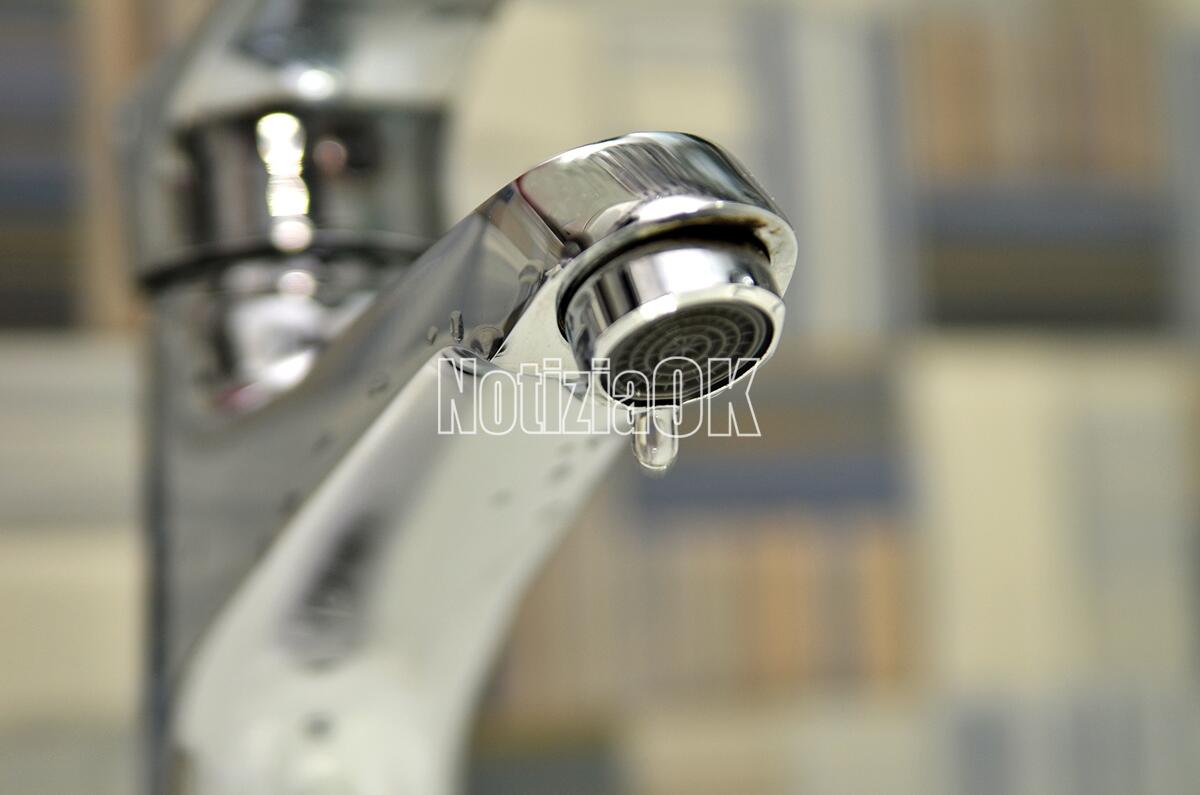 Cosenza - Va via l'acqua, ecco quando - Bathroom tap leaking water drops. Saving water concept