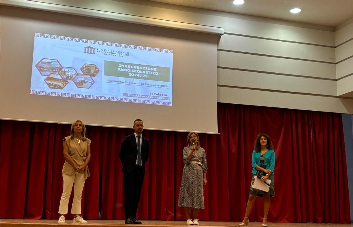 Cosenza - Al Telesio cerimonia di inaugurazione del nuovo anno all'insegna della “Cultura Strada Maestra” - 