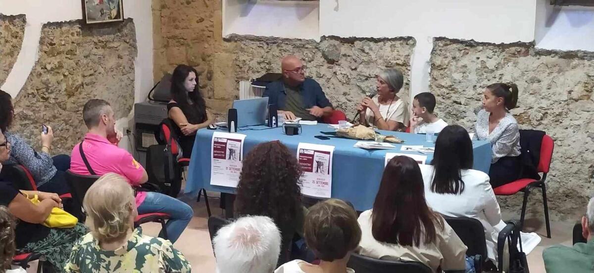 Crotone - La poetessa Alessandra Perziano travolta dall'affetto dei suoi lettori - 