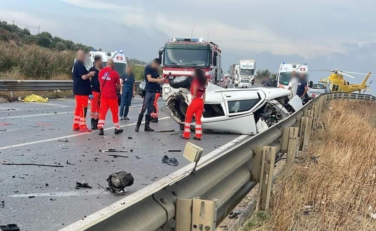 SS 106 - Frontale tra due auto: un morto e due feriti - in aggiornamento - 