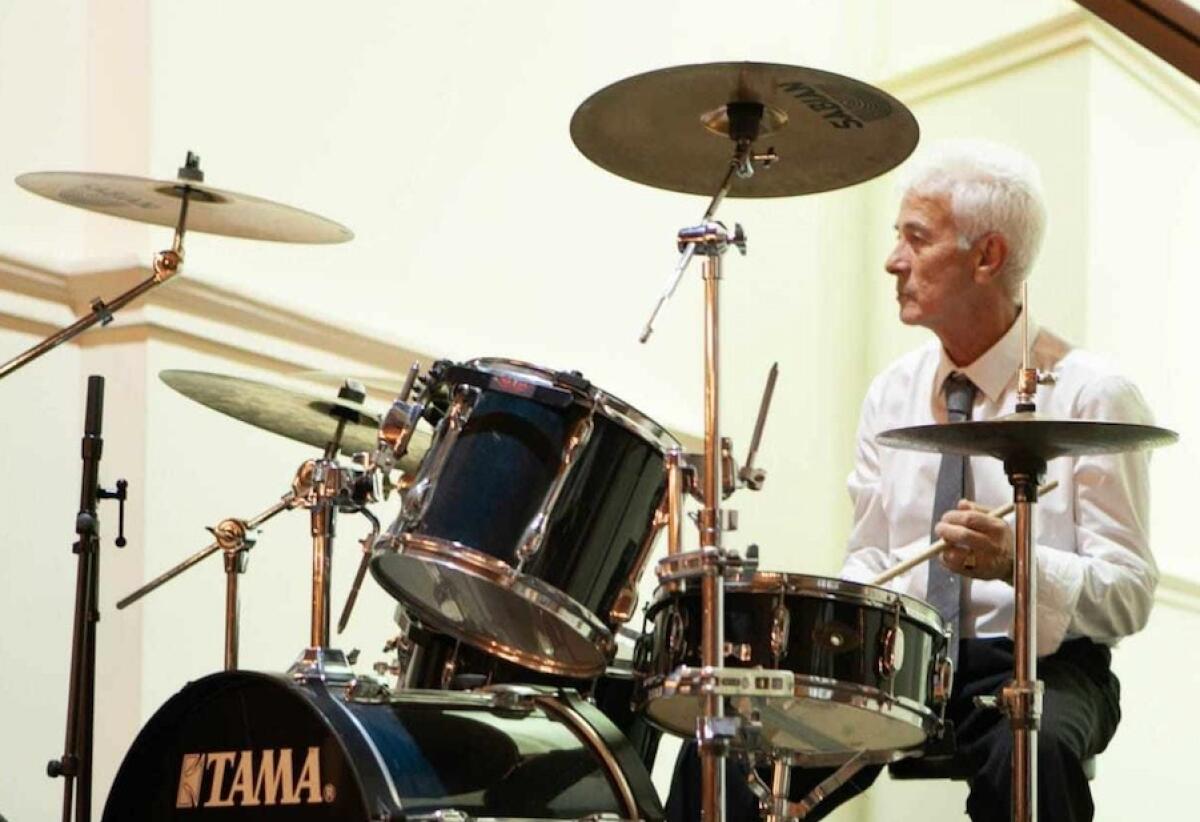 Il batterista Vincenzo Pugliese racconta la sua carriera e la musica a Crotone in un libro - 