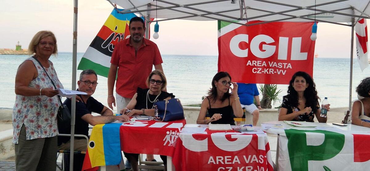 Crotone - Raccolta firme per dire no all'autonomia differenziata - 