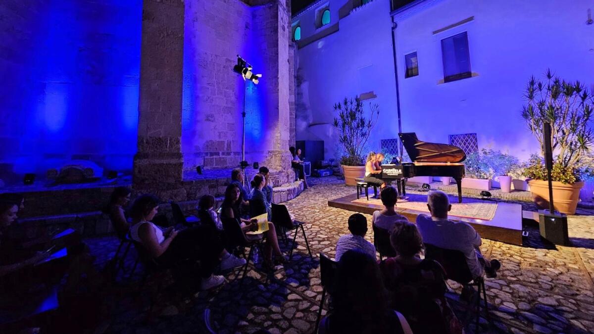 Corigliano-Rossano - La musica invade il centro storico: 100 pianisti, 1300 minuti di pura magia - 
