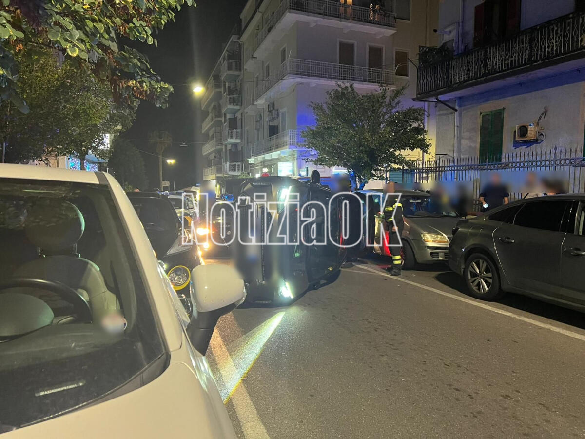 Crotone - Perde il controllo dell'auto e si ribalta - 