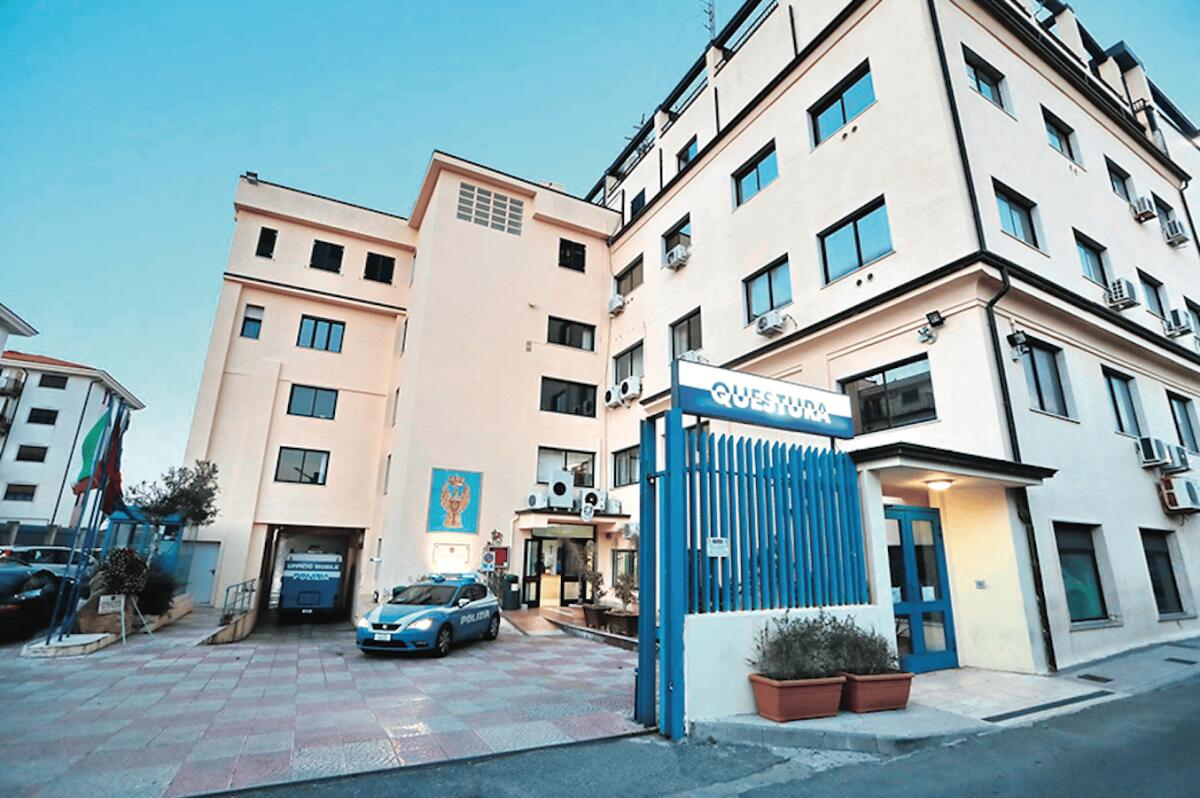 Crotone - Va in Questura con la compagna, ma ha divieto di avvicinamento: arrestato - 