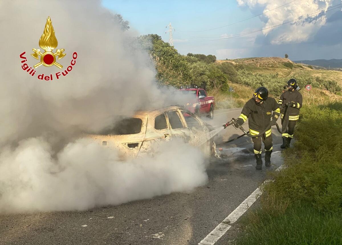 In fiamme un'auto lungo la strada del petilino - 