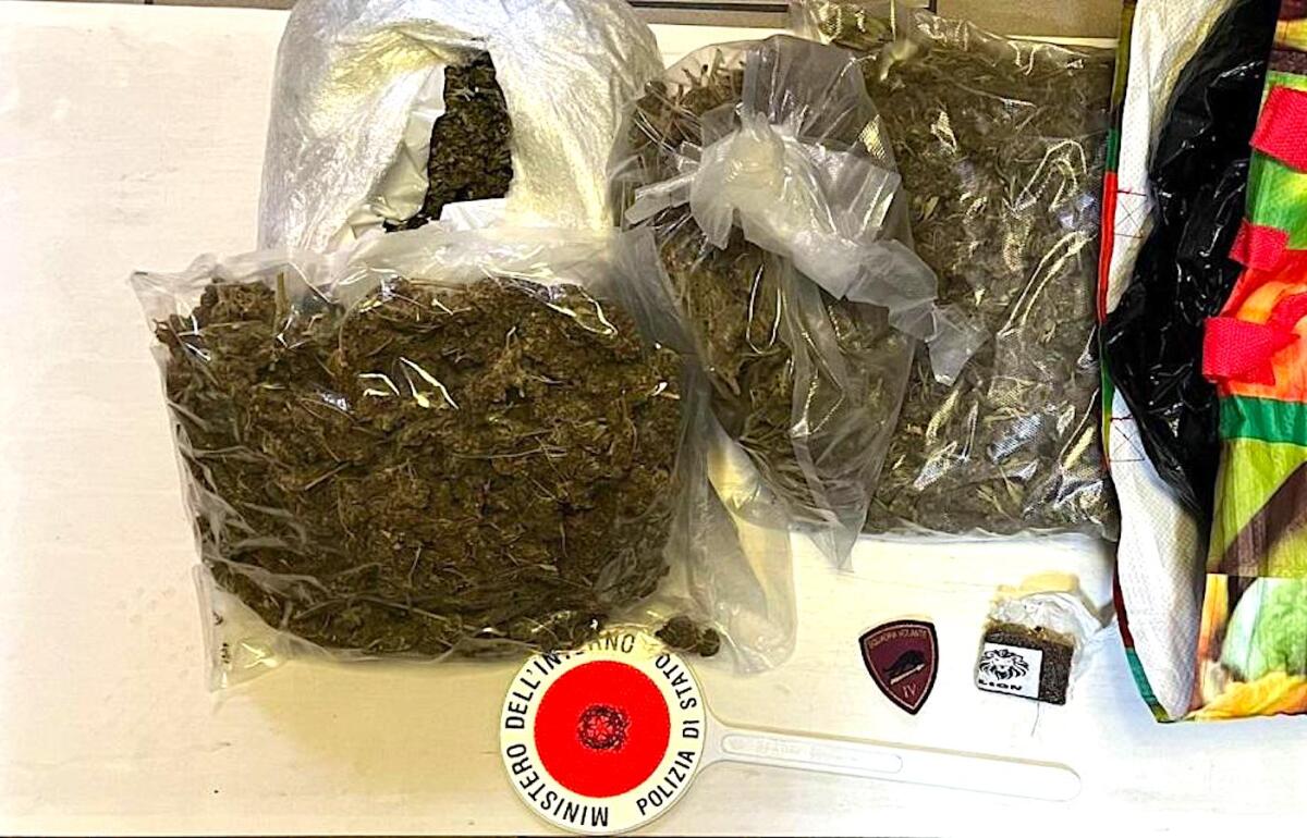 Crotone - Le volanti sequestrano circa tre chili di droga nel centro storico - Foto - questura di Crotone