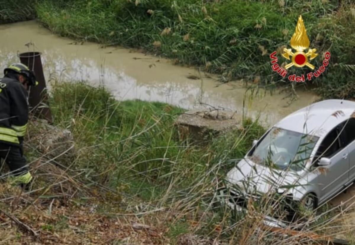 Crotone - Finisce con l'auto in un canalone, soccorso dai Vigili del fuoco - 