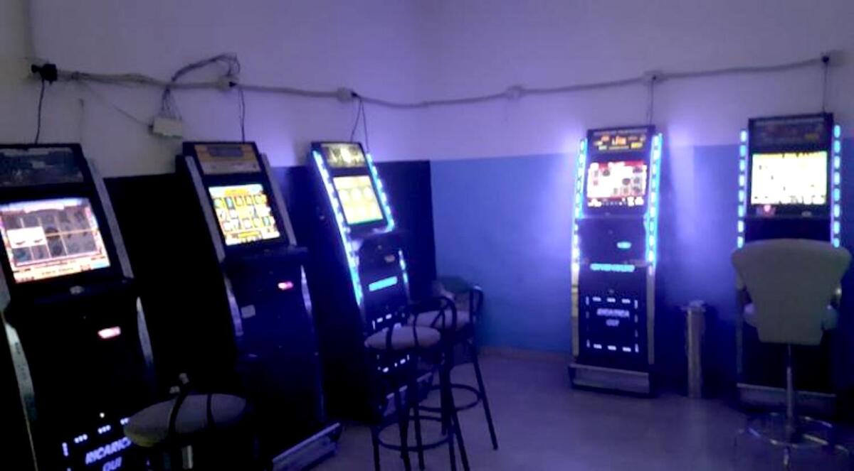 In una ricevitoria sequestrati totem abusivi destinati al gioco - 