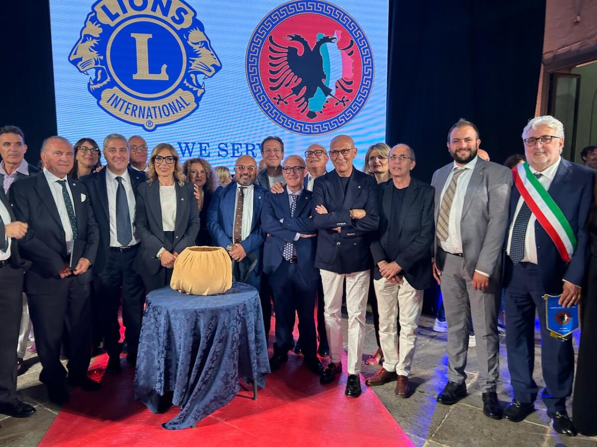 Gioielli, tradizione e solidarietà: il Premio Arberia incanta al Castello Ducale - 
