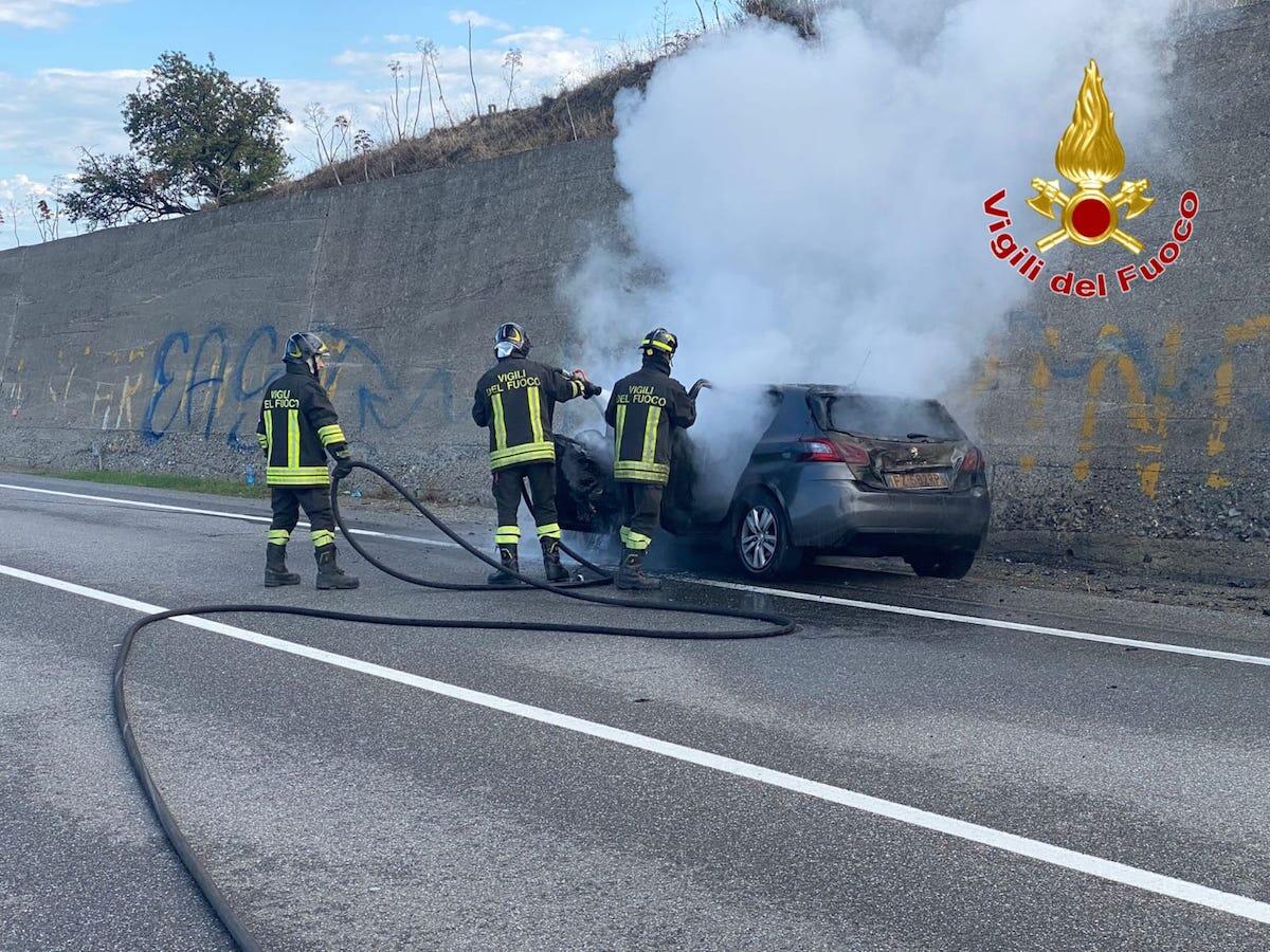 Crotone - Auto in fiamme sulla SS 106 - 