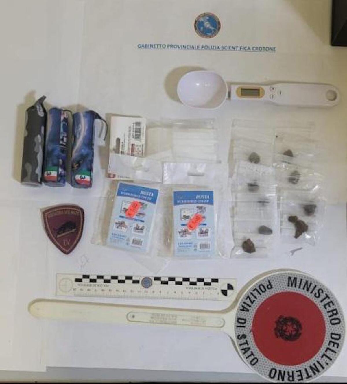 Giovane spacciatore vede la Polizia e accelera il passo, denunciato a piede libero - 